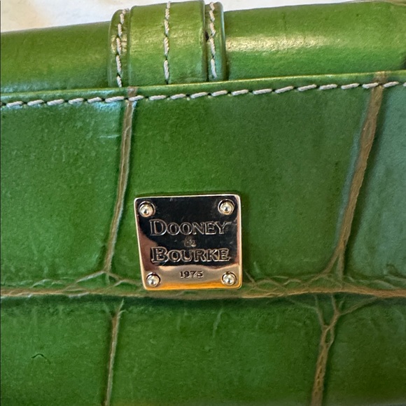Dooney & Bourke Nile Collection NWT Green Croc-Embossed wristlet - Picture 1 of 13